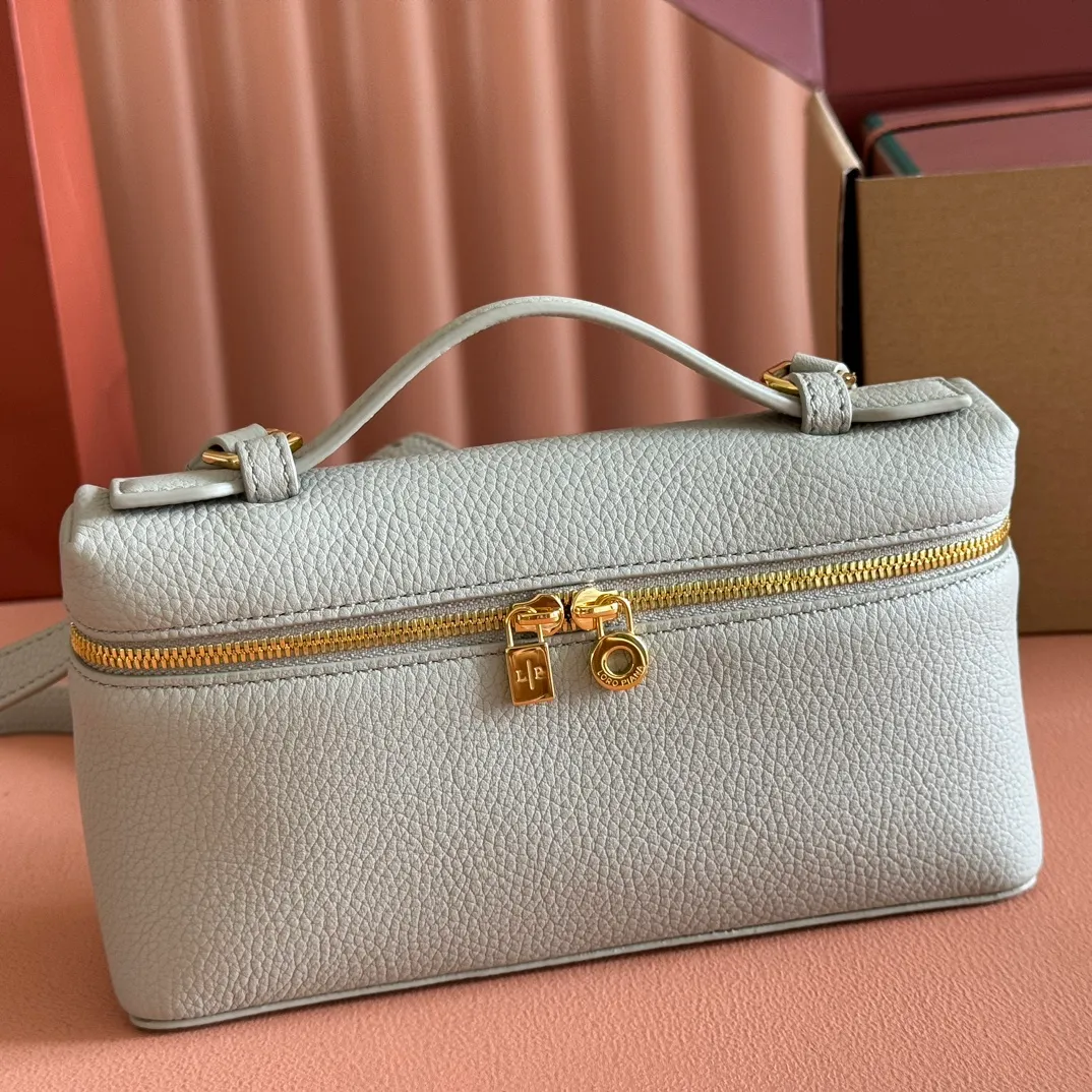 p1160💋💋💋【Original leather configuration counter complete set of packaging】 𝐋𝐨𝐫𝐨 𝐏𝐢𝐚𝐧@ Extra pocket L19 series handbag/crossbody bag, all steel, the most comfortable life is the undefined life, just like loro The material design of pian@ does not require complicated design styles. The simple and soft outline is elegant and durable, like an exquisite cosmetic case, which perfectly balances appearance and functionality. The leather is delicate and feels as soft as butter. The small bag has a large capacity. It is not only portable with a thin shoulder strap, but can also be worn cross-body. Sisters who have a special liking for minimalist style can buy it. It is simple and versatile. The simpler, the more different. Stars and Instagram celebrities are all planting it. There are two sizes of 19 cm and 27 cm. One is exquisite and casual, and the other is elegant and grand. Size: Small: length 19×width 7×height 12cm (
